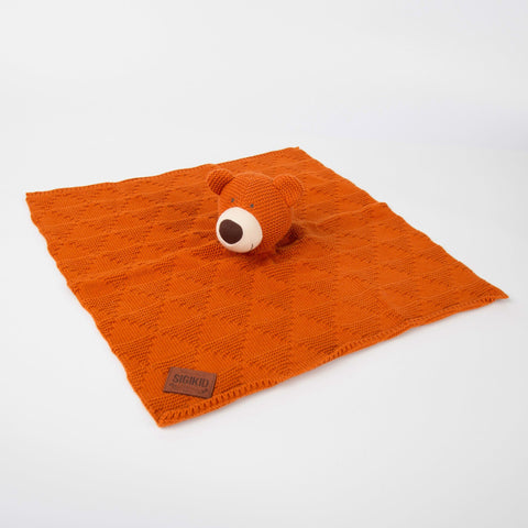 Das Strick-Schnuffeltuch Bär aus der sigikid Knitted Love Baby Kollektion ist eine orangefarbene, handgefertigte Kuscheldecke mit einem Kuschelbär-Plüschkopf - ideal als liebevolles Geburtsgeschenk - auf weißem Hintergrund.