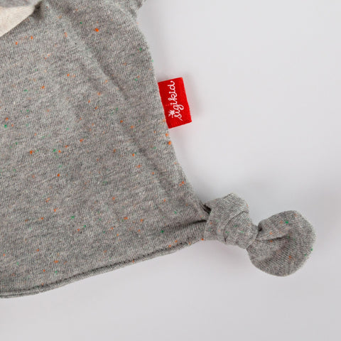 Nahaufnahme eines grauen Mini Jersey Schnuffeltuchs Elefant mit kleinen farbigen Flecken, einer geknoteten Ecke und einem roten Jolikid-Anhänger aus Bio-Baumwolle auf weißem Hintergrund.