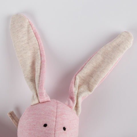 Nahaufnahme des Mini Jersey Schnuffeltuch Hase, ein weicher rosa Plüschhase aus Bio-Baumwolle mit langen aufrechten beigen und rosa Ohren - ideal zur Unterstützung der sensorischen Entwicklung Ihres Babys - vor einem weißen Hintergrund.