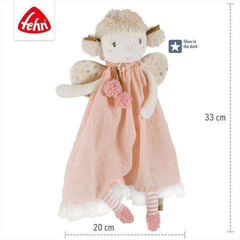 Das Schmusetuch Fee ist eine 33 cm große, 20 cm breite Plüsch-Engelpuppe in einem rosa Kleid mit Bommeln und leuchtenden Flügeln zur sanften Beruhigung. Einschlafhilfe für Kinder. Fehn-Logo in der linken oberen Ecke.