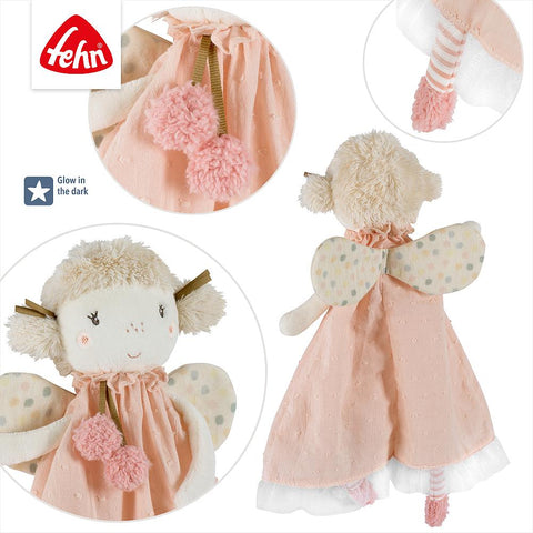Das Schmusetuch Fee ist eine Plüschpuppe mit cremefarbenem Fell, rosa Kleid, gepunkteten Flügeln, leuchtenden Details, Bommeln und gestreiften Beinen. Abgebildet sind Vorder- und Rückseite mit Fehn-Logo in der linken oberen Ecke; perfekt als Einschlafhilfe.