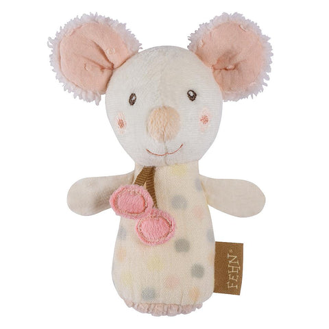 Die Mini-Rassel Maus ist ein Plüschtier mit großen rosafarbenen Ohren, einem lächelnden Gesicht und einem gepunkteten Körper, der zwei rosafarbene Kirschen und einen FEHN-Anhänger hält - ideal für das Greifling-Spiel und die sensorische Entwicklung von Babys.