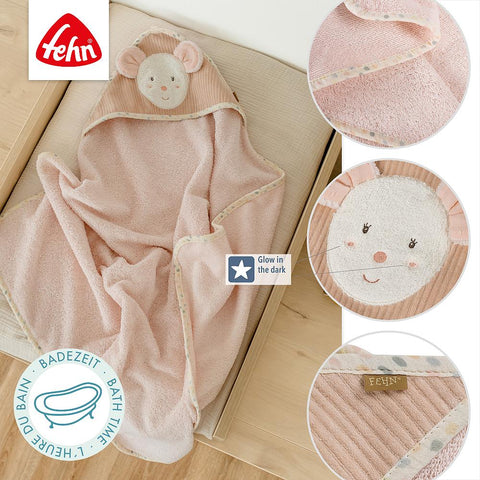 Das Kapuzenbadetuch Maus ist ein rosafarbenes Kapuzenhandtuch mit einer niedlichen Maus-Applikation, abgerundeten Ohren, Zierbordüren, leuchtenden Details und dem Fehn-Markenlabel.