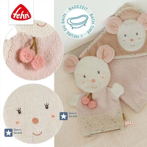 Waschhandschuh Maus: Ein Baby-Badeset mit einem Maus-Kapuzenhandtuch und einem passenden Waschhandschuh, beide mit gestickten Gesichtern, rosa Wangen, leuchtenden Akzenten und einem Kirschendetail auf der Brust.