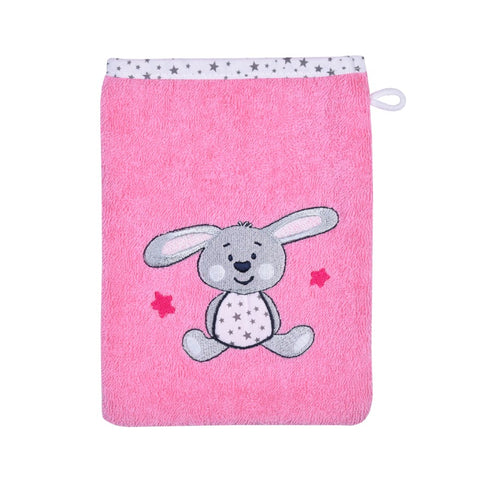 Der Waschhandschuh Hase Bubblegum ist ein rosafarbener Waschhandschuh mit einer grauen Cartoon-Hasen-Applikation, Sternenmotiven, weißem Besatz mit grauen Sternen und einer Aufhängeschlaufe.