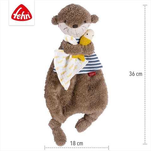 Schmusetuch Otter: 36 cm großer, 18 cm breiter Plüsch-Otter im gestreiften Hemd, der eine gelbe Tupfendecke und ein kleines Plüschtier hält. Das Fehn-Logo ist oben links abgebildet. Ideal für Babys.