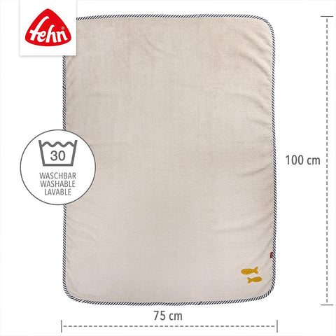 Die Kuscheldecke Otto Otter für Babys ist beige, hat einen blau-weiß gestreiften Rand, eine gelbe Fischstickerei und ist bei 30 °C waschbar. Maße: 100 x 75 cm - das ideale Geschenk zur Geburt.