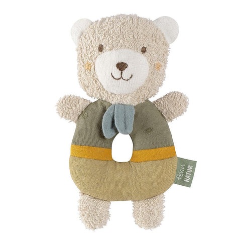 Der Ring-Greifling Bär fehnNATUR ist eine Plüschbären-Rassel für Babys und Kleinkinder aus Bio-Baumwolle mit beigem Kopf, gesticktem Gesicht, grün-gelbem Körper, blauem Halstuch, Mittelloch und "Team Natur"-Anhänger.