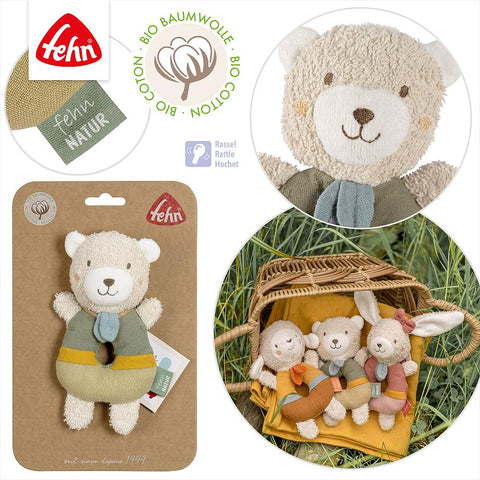 Der Ring-Greifling Bär fehnNATUR ist eine weiche Plüschbären-Rassel aus Bio-Baumwolle, die in ihrer Verpackung gezeigt und mit anderem tierischen Motorik-Spielzeug für Babys und Kleinkinder in einen Korb gelegt wird.
