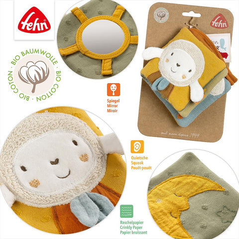 Das Stoffbuch Schaf FehnNATUR aus Bio-Baumwolle mit Spiegel, Raschelpapier und Quietsche fördert spielerisch die Sinne Ihres Babys. Mit süßem Schaf-Design und praktischer Kartonverpackung.