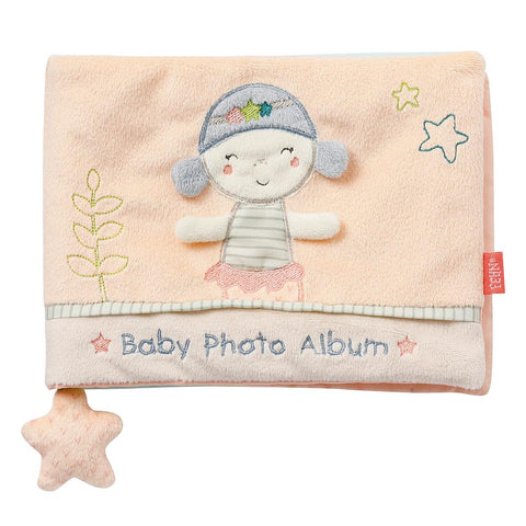 Ein zartes, hellrosa Baby-Fotoalbum mit dem Namen Fotoalbum Meerjungfrau mit gestickten Meerjungfrauen-, Sternen- und Pflanzenmotiven, Etikett "Baby-Fotoalbum" und einem Plüschstern an einer Ecke - ein zauberhaftes Geschenk zur Geburt im niedlichen Stil.