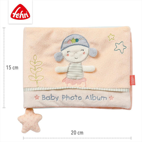 Das Fotoalbum Meerjungfrau ist ein zartrosa Baby-Fotoalbum mit einer gestickten Puppe, Sternen und dem Text "Baby Photo Album". Mit den Maßen 15x20 cm und einer sternförmigen Aufreißlasche ist es ein bezauberndes Geschenk, um wertvolle Erinnerungen an die Geburt festzuhalten.