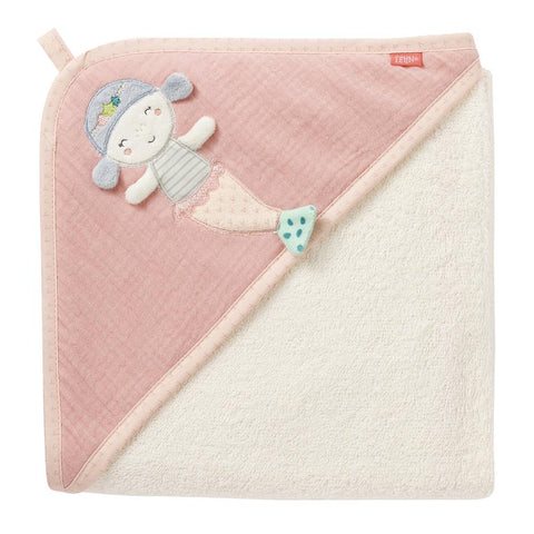 Das Kapuzenbadetuch Meerjungfrau ist ein rosa-weißes Kapuzenbabyhandtuch aus saugfähigem Frottee mit einem niedlichen gestickten Meerjungfrauenmotiv in der Ecke.