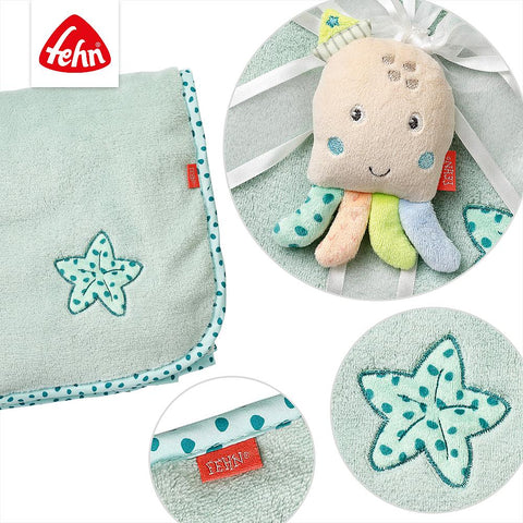 Die Kuscheldecke Oktopus ist eine weiche, hellgrüne Babydecke mit aufgesticktem Seestern, Tupfenborte und einem angehängten Plüschtier - beides mit dem Fehn-Schild versehen. Ideal als Krabbeldecke oder Baby Geschenk.