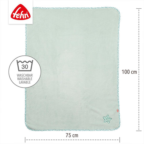 Die hellgrüne Kuscheldecke Oktopus ist eine 100x75 cm große rechteckige Decke mit blauem Rand, Seesternstickerei und Fehn-Logo in der linken oberen Ecke. Waschbar bei 30°C - ideal als Baby Geschenk.