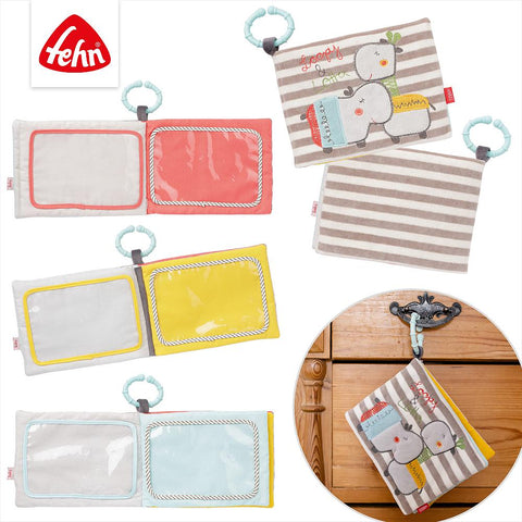 Das Fotoalbum Loopy & Lotta für Babys verfügt über zwei Kunststoff-Fototaschen, bunte Umrandungen und gestickte Nilpferd- und Giraffenmotive, die mit einem Aufhängering geöffnet/geschlossen werden - ideal als Geschenk zur Geburt.