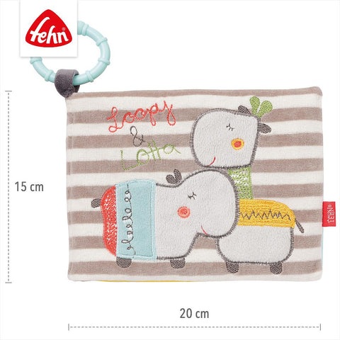 Das Fotoalbum Loopy & Lotta ist ein rechteckiges, gestreiftes Baby-Stoffbuch mit zwei gestickten Nilpferden, einem Nilpferd- und Giraffenmotiv, einem angebrachten Kunststoffring und den Maßen 15 x 20 cm - perfekt als Geschenk für Neugeborene.