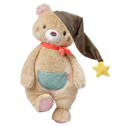 Der XL Kuschelbär mit grüner Nachtmütze und gelbem Stern, rotem Schal und hellblauer Fronttasche ist auf weißem Hintergrund abgebildet - der perfekte Kuschelfreund zum Kuscheln.