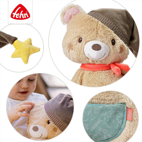 Ein XL Kuschelbär mit Mütze und Schal, abgebildet mit Detailbildern eines gelben Sterns, einer gemusterten Tasche und eines Kindes, das mit seinem neuen Kuschelfreund spielt. Fehn-Logo erscheint in der oberen linken Ecke.