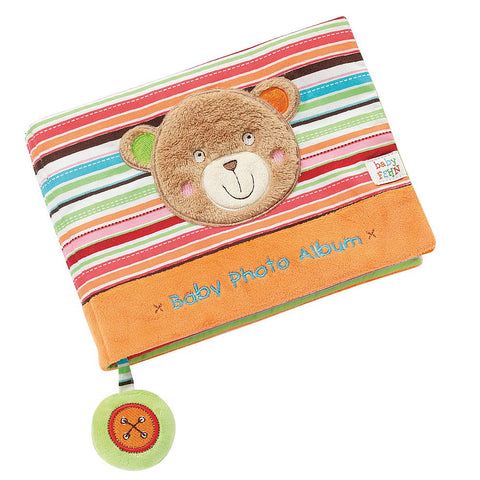 Das Fotoalbum Oskar ist ein weiches Baby-Fotoalbum mit bunten Streifen, einem gestickten Bärengesicht und einer grünen, runden Aufreißlasche mit orangefarbenem Knopf - ideal als Geschenk Geburt Taufe oder begehrtes Fotoalbum Kinder.