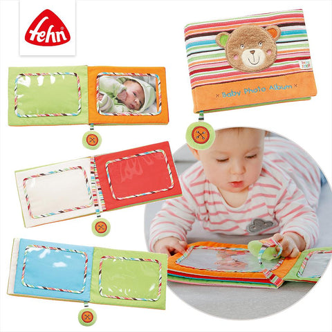 Das Fotoalbum Oskar ist ein weiches Baby-Fotoalbum aus Stoff mit bunten Seiten und einem niedlichen Bärengesicht als Einband - ideal als Geschenk Geburt Taufe oder charmantes Fotoalbum Kinder zum Festhalten wertvoller Erinnerungen.