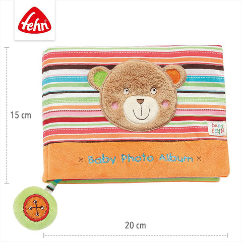 Fotoalbum Oskar: rechteckig, 15x20 cm, mit bunten Streifen und einem Plüschbärengesicht auf dem Einband. Ideal als Geschenk zur Geburt oder Taufe, oder als Kinderfotoalbum. Logo und Größe auf dem Bild sichtbar.
