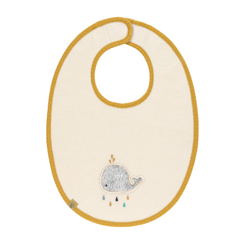 Das Lätzchen - Lätzchen Medium, Little Water Whale ist ein cremefarbenes Bio-Baumwolle-Lätzchen mit senfgelbem Rand, gesticktem grauem Wal und farbigen Tröpfchen. Wasserabweisend, um Ihr Baby trocken und stilvoll bei den Mahlzeiten zu halten.