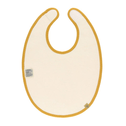 Ovales weißes Lätzchen Little Water Swan mit senfgelbem Rand und oberer Halsöffnung, flach auf weißem Hintergrund gelegt - dieses kinderfreundliche, wasserfeste Lätzchen ist aus der Little Water Swan Kollektion.