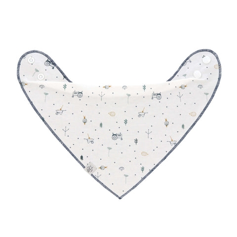 Weißes Dreieckstuch aus Bio-Baumwolle, wasserabweisend, mit Garden Explorer Traktor-Muster und Druckknöpfen. Im 2er-Set: Dreieckstuch Baby (2 Stk) - Bandana, Garden Explorer Traktor.