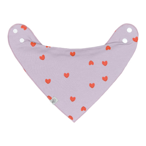 Helllilafarbenes Dreieckstuch Baby (2 Stk) - Bandana, Happy Rascals Herz aus Bio-Baumwolle mit roten Herzmustern, weißen Druckknöpfen und wasserabweisender Oberfläche für optimalen Schutz.