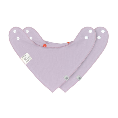 Zwei blasslila Dreieckstuch Baby (2 Stk) - Bandana, Happy Rascals Herz Lätzchen aus weicher Bio-Baumwolle mit Druckknöpfen, flach gelegt und überlappend. Jedes verfügt über einen Stoffanhänger, weißes Etikett, und ist sowohl stilvoll als auch wasserabweisend für den täglichen Gebrauch.