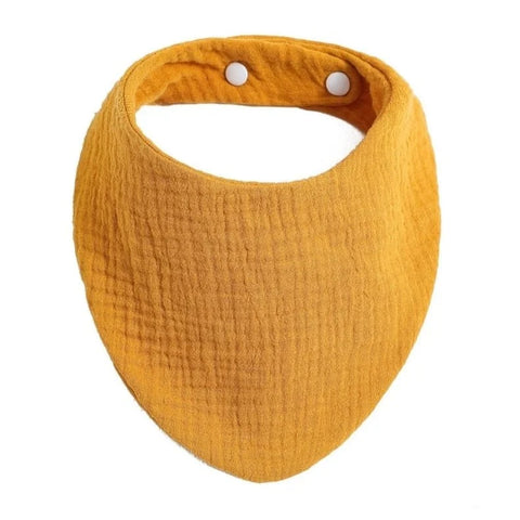 Das Halstuch hydrophil mit Druckknöpfen - ockergelb ist ein senfgelbes Lätzchen im Bandana-Stil aus strukturierter Bio-Baumwolle mit zwei Druckknöpfen für einen einfachen Verschluss.