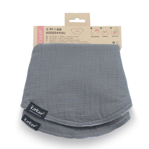 Eine Packung mit zwei grauen 3 in 1 Lätzchen (Spucktuch, Latz, Halstuch) von KipKep, beschriftet mit Kisses4You, mit Produktanleitung auf der Kartonrückseite.