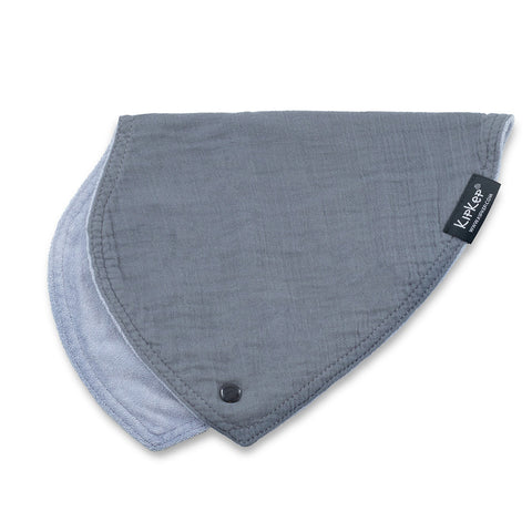 Das graue 3 in 1 Lätzchen von KipKep hat ein dreieckiges Design mit schwarzem Druckknopf und Etikett, das über hellgrauem Stoff liegt und als Spucktuch, Latz und Halstuch in einem stilvollen Accessoire dient.