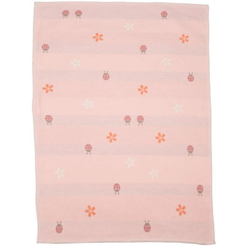 Die Babydecke Lena Käfer (GOTS) in altrosa, 75x100cm, ist aus zertifizierter Bio-Baumwolle gefertigt und zeigt kleine rote, orange und weiße Marienkäfer- und Blumenmotive, die gleichmäßig über die Decke verteilt sind.