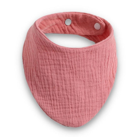 Das "Halstuch hydrophil mit Druckknöpfen - altrosa" ist ein rosafarbenes, bandana-förmiges Babylätzchen aus Bio-Baumwolle mit strukturierter Oberfläche und zwei Druckknöpfen zum Verschließen.