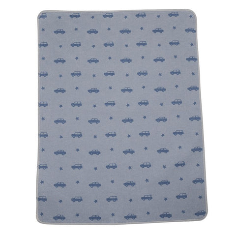 Die JUWEL Babydecke Autos ist eine rechteckige, hellblaue Babydecke aus weicher Baumwolle, verziert mit einem sich wiederholenden dunkelblauen Auto- und Sternenmuster - perfekt für jedes Kinderzimmer.