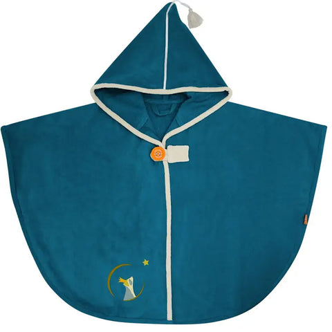 Das Badescape Badeponcho türkis ist ein türkisfarbenes Kapuzenhandtuch mit weißem Rand, Knopfverschluss und einer gestickten Figur, die nach den Sternen und der Mondsichel links unten greift, aus weichem OEKO-TEX® Gewebe.