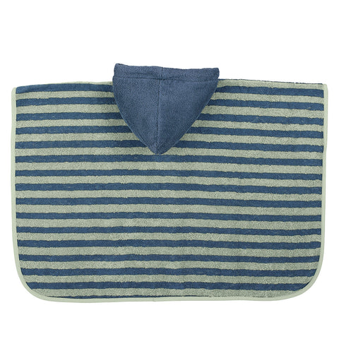 Der Badeponcho Emmilius ist aus weichem Baumwoll-Frottee mit horizontalen blauen und hellgrauen Streifen gefertigt und wird flach mit der Kapuze in der Mitte gezeigt.