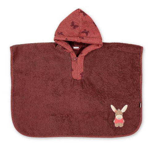 Der Badeponcho - Emmily - dunkelrot ist ein kastanienbrauner Baby-Poncho aus weicher Baumwolle mit Kapuze, einem geknöpften Kragen und einem gestickten Esel in der unteren Ecke.