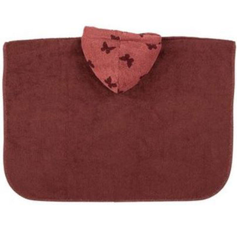 Ein rechteckiges, dunkelrotes Badeponcho - Emmily aus weichem Baumwollfrottee, mit herzförmigem Stoffstück am oberen Rand und einem Muster kleiner dunkler Formen.