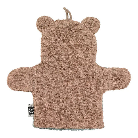 Der braune Frottee Spiel-Waschhandschuh Bär Ben in Form eines Bären mit zwei runden Ohren und Armen ist mit einem kleinen Seitenanhänger versehen.