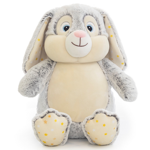 Clovis Brampton III, der Cubbies Hase, ist ein grau-cremefarbener Plüschtier-Hase mit Schlappohren, blauen Augen, rosa Nase und gelben Sternen auf Füßen und Ohren-ideal als personalisiertes Geschenk.