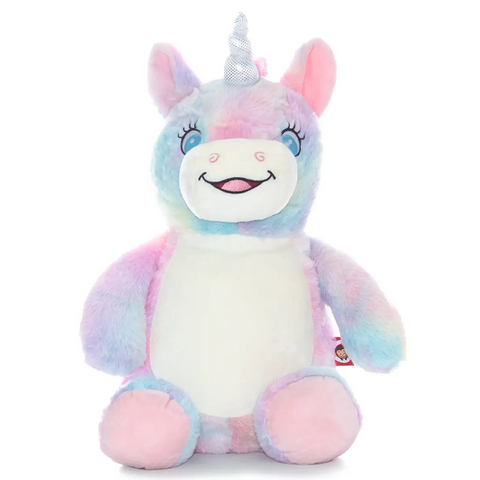 Starflower, das Cubbie Einhorn, sitzt mit pastellfarbenem Regenbogenfell, weißem Bauch, silbernem Horn und blauem Blick lächelnd da - ein niedliches personalisiertes Plüschtier und perfektes Geschenk zum Geburtstag.