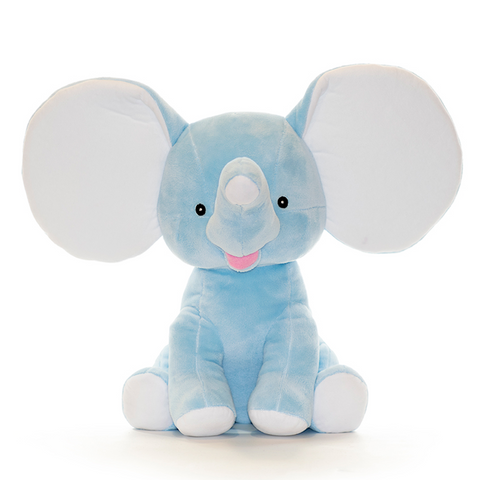 Das Dumble Elefant blau Plüschtier mit großen weißen Ohren, weißen Füßen und rosa Zunge sitzt aufrecht vor weißem Hintergrund - ein charmantes Kuscheltier zum Knuddeln.