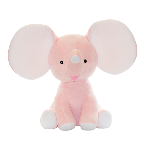 Der Dumble Elefant pink von Cubbies ist ein rosa Plüschelefant mit großen Ohren, schwarzen Augen, einem lächelnden Gesicht und weißen Akzenten an Füßen und Rüssel. Personalisieren Sie ihn für ein besonderes Geschenk. Aufrecht sitzend vor weißem Hintergrund abgebildet.