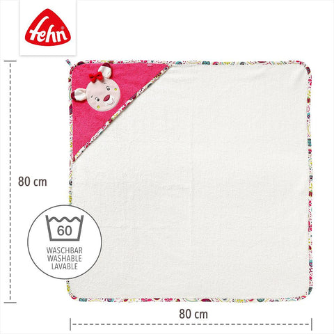 Das Kapuzenbadetuch Rehkitz ist ein 80x80 cm großes, quadratisches Kapuzenhandtuch mit einer rosa Ecke, einem lächelnden Tiermotiv und dem Fehn-Logo oben links. Es ist aus Frottee gefertigt und bei 60°C in der Maschine waschbar.