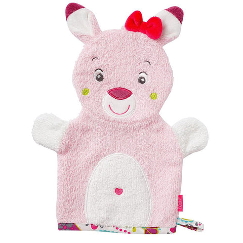 Ein rosafarbener Plüsch-Waschhandschuh - Rehkitz in Form eines lächelnden Tieres, mit roter Schleife, weißem Bauch, gemusterter Borte und aus weichem Frottee.