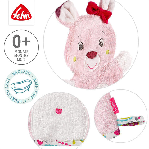 Produktabbildung von Waschhandschuh - Rehkitz, einem rosa Hasen-Badehandtuch für Babys (0+ Monate), aus weichem Frottee. Mit Nahaufnahmen des Stoffes und Markenschild mit Fehn-Logo. Verwendbar als Handpuppe oder Waschhandschuh Rehkitz.