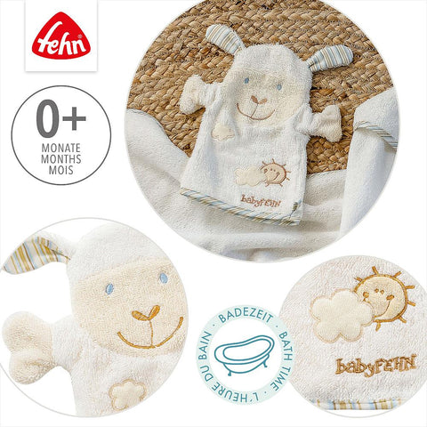 Waschhandschuh Schaf von Fehn ist ein plüschiger, lammförmiger Baby-Waschhandschuh aus weichem Frottee, geeignet ab 0 Monaten, abgebildet mit gestickten Details und Badesymbol - ein ideales Geschenk für Neugeborene.
